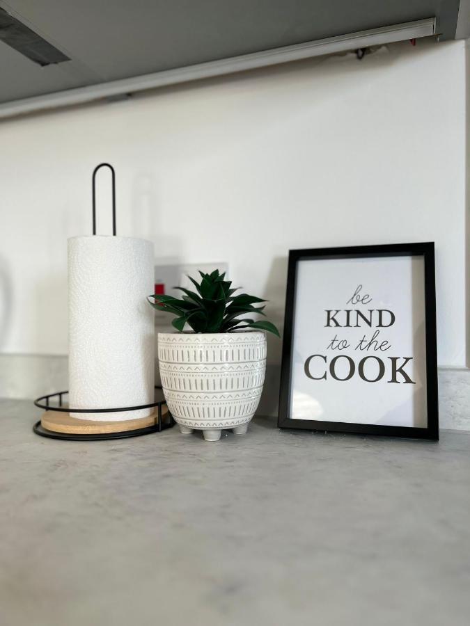 Madison Court Apartments ヘメル・ヘムステッド エクステリア 写真